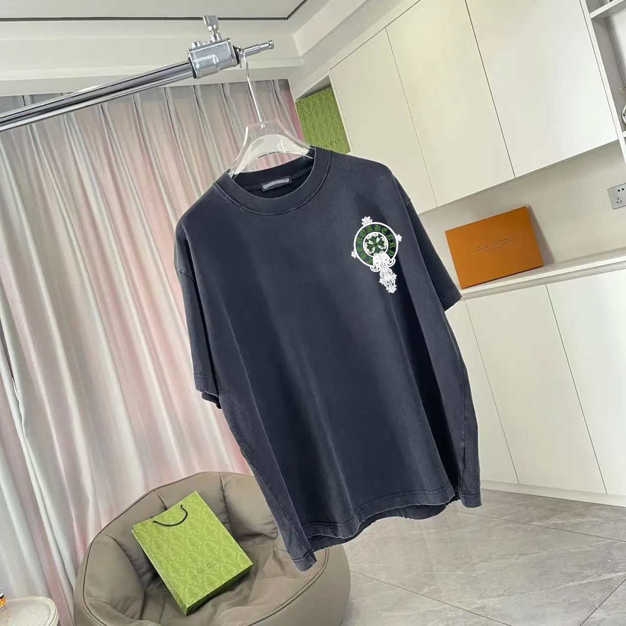 🅿️190 ch Crow* 2025 summer new style, washed, faded, worn, Sanskrit cross print, short-sleeved T-shirt, customized fabric 320g, same style for men and women, size: S M L XL XXL five sizes, color: black, gray, gradient black, gradient red